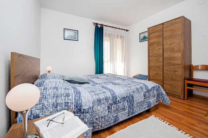 غرفة رقم1 /سرير مزدوج + شرفة