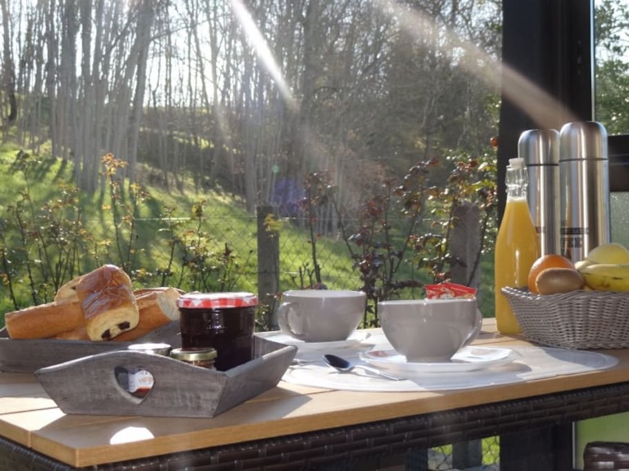 Petit déjeuner en terrasse.
