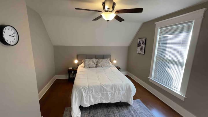 غرفة نوم أولى في الطابق العلوي بسرير بحجم ملكي وخزانة ملابس وواي فاي سريع.