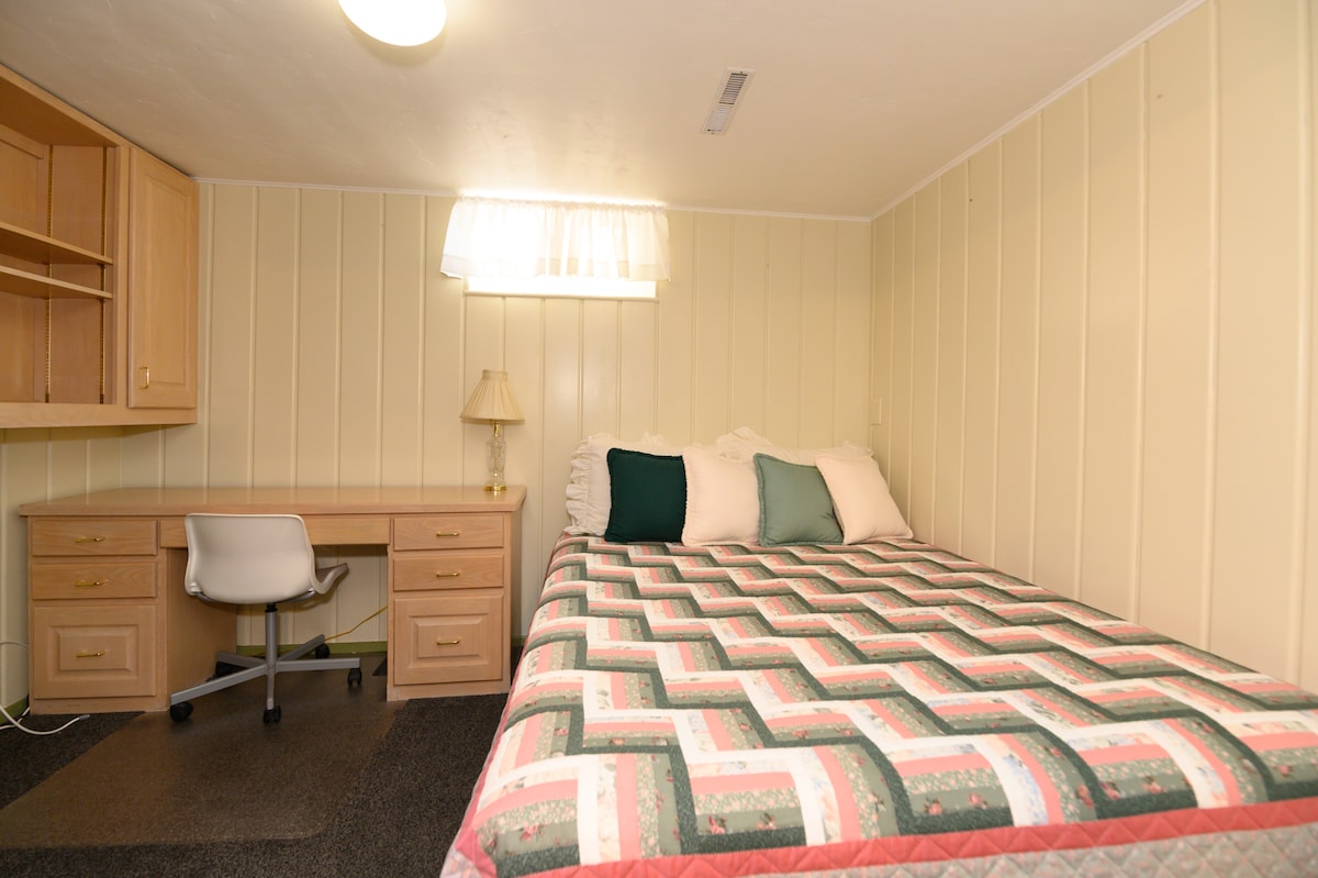 Спална соба (има оддалечен канцелариски простор) #4 