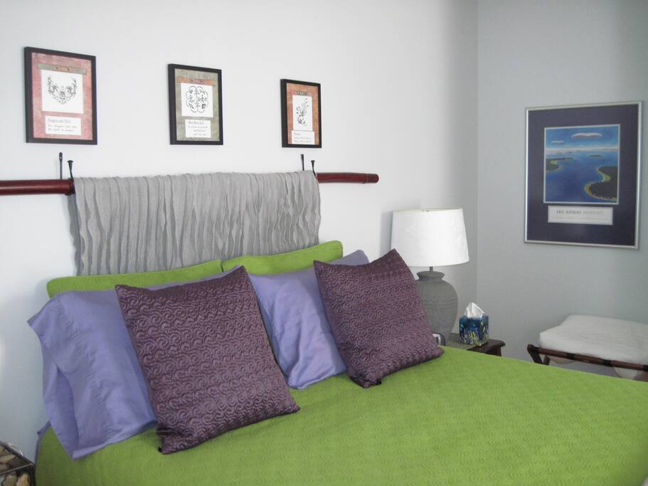 Comfy, casual Zen room with Queen bed and pvt bath.