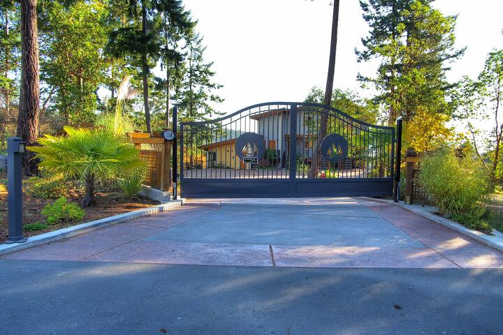 Full Condo – 2bdrm – 2 bath on Salt Spring Island gallery image 3