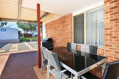 Kingfisher - Pet-Friendly - 10 Min Walk to Beach