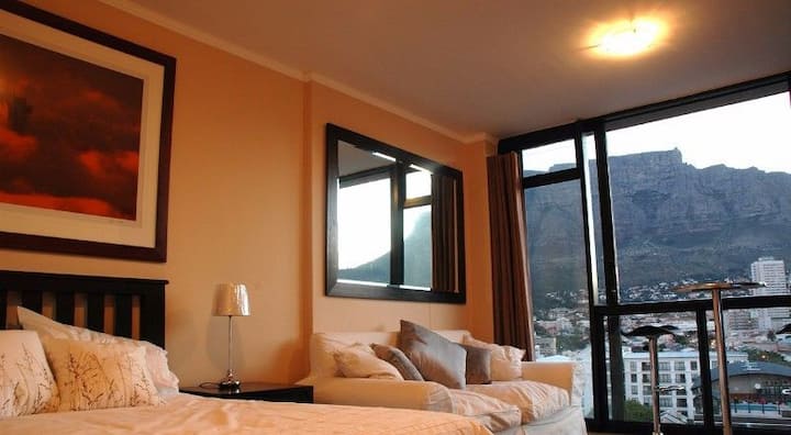 Skoršia fotka apartmánu s Stolovou horou v pozadí.