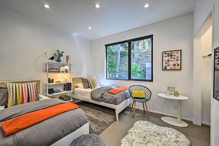 Twin Bedroom - 2 beds, comfortable firm mattress, luxurious linens, hydraulic lift laptop table and modern decor.
