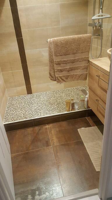 Douche propre, neuve et très sympa