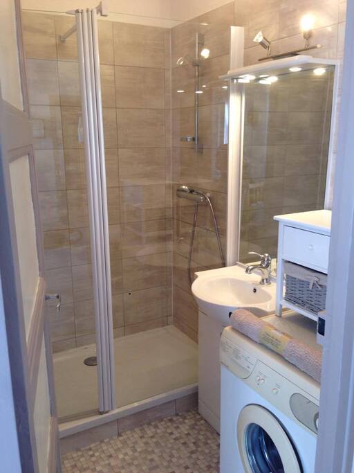 salle d'eau avec douche italiene et machine a laver