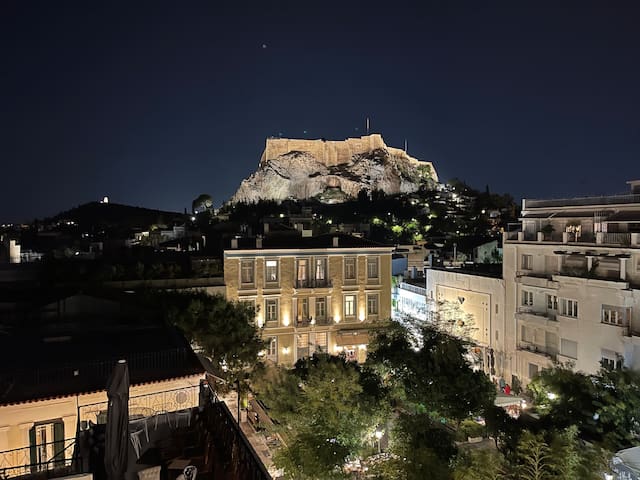 A COZY LOFT HUGGING THE ACROPOLIS HILL