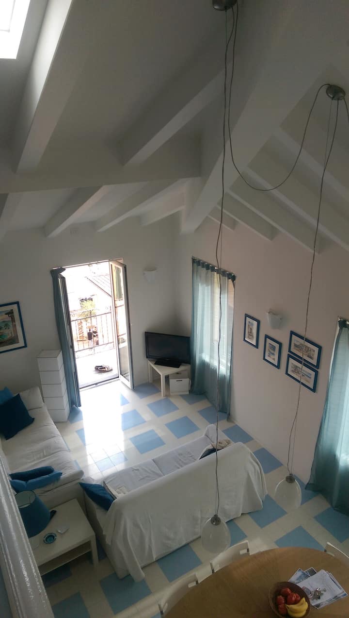 loft con vista a la sala de estar