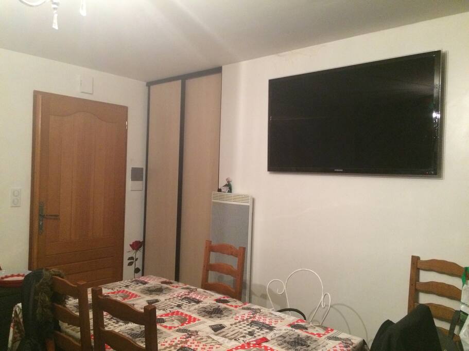 une grande tv écran plat de 140 cm dans le salon salle a manger !