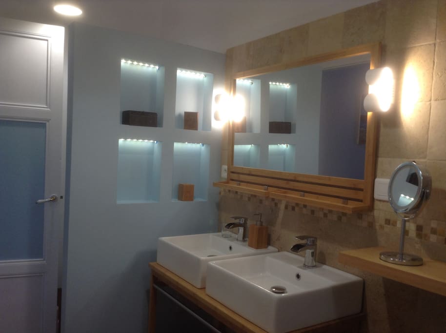 la même salle de bain privée de la chambre bleue
