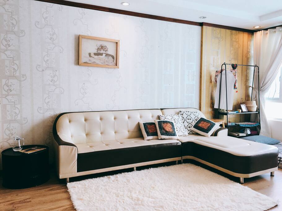 Living room with TV, bluetooth speaker, books, magazines