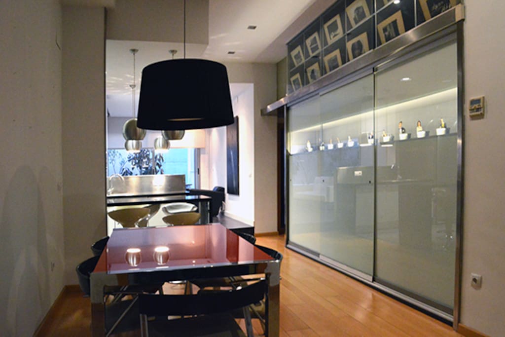 The dining room area gently holds the diners into the soft light of the window, in an ambiance of artworks and photography.