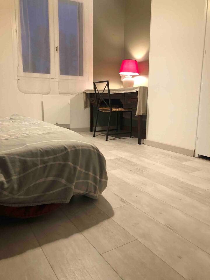 Спална соба со канцеларија и wifi со влакна, идеална за изолација на далечина ако е потребно 