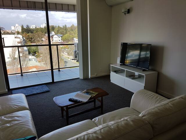 Bright, 2 bedroom apartment near river, zoo & CBD. gallery image 2