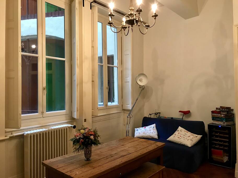 Salle à manger - canapé convertible / Dining room - pull-out couch