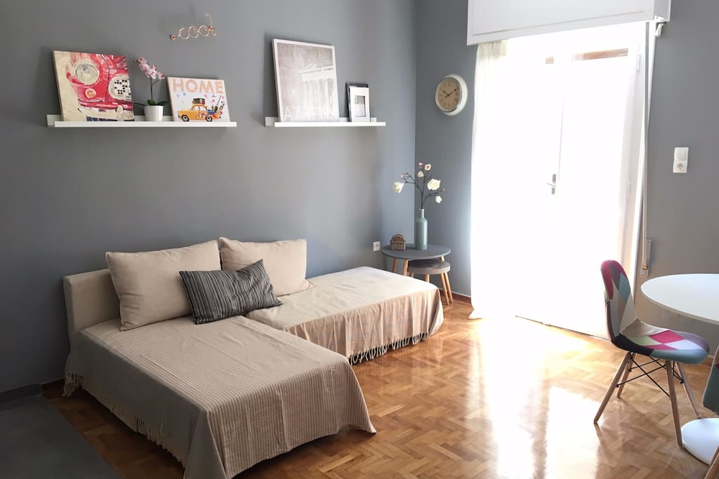 Cozy apartment in the heart of Athens under the hill of Acropolis temple, one block away from the Acropolis museum and 230m from acropolis metro station.Bright, spacious, quiet,in one of the most attractive neighborhoods of the city, Koukaki.