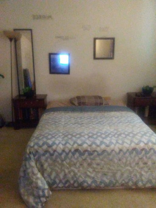 Cozy Large room with huge Bay Window , Cable and WiFi.....Cable Tv and fire stick