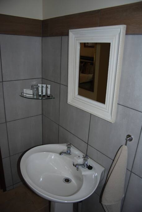 Room 9 - En-Suite Bathroom
