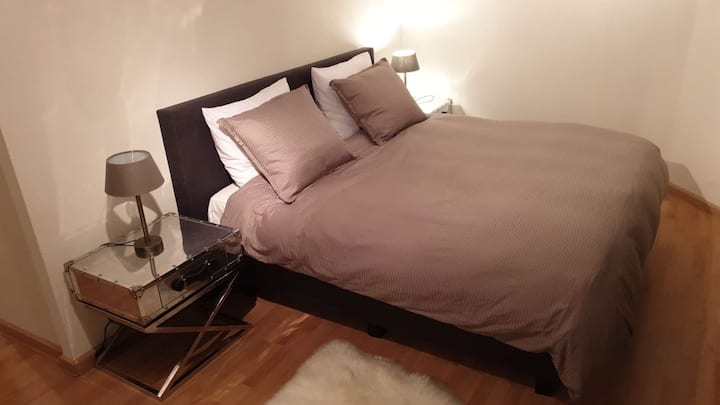 ห้องนอนใหญ่พร้อมวิวพาโนรามาของสวนและทะเลสาบ