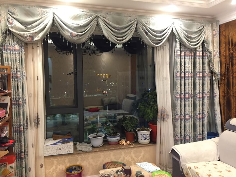 客厅窗户及夜景