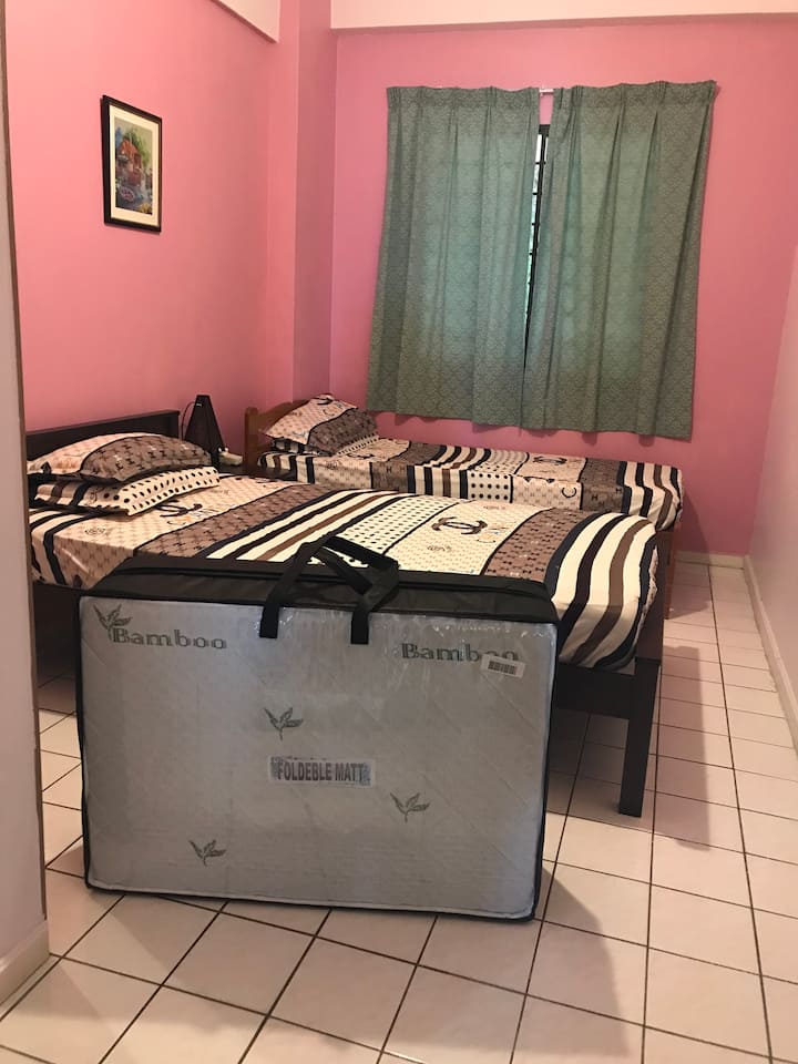 Dormitorio con colchón plegable adicional