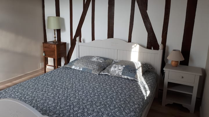 Soveværelse 1 på 13 m2 med en seng på 1,60m, en normannisk garderobe og en gammel sekretær.