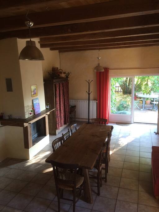 salle à manger avec cheminée