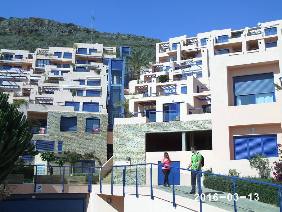 Urbanización con ascensores panorámicos.