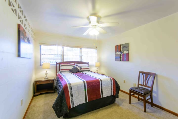 1 BR Apt, quiet, near UF, Shands, economy-1825A