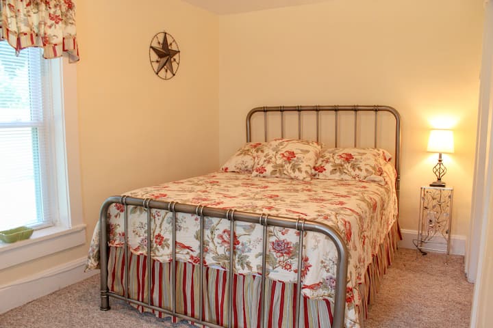 Chumba cha kulala 3 kiko kwenye ghorofa ya pili. Inakuja ikiwa na kitanda cha ukubwa wa Malkia na runinga ya gorofa. Katika miezi ya joto kuna kifaa cha AC cha dirisha katika chumba cha kulala. Tunasambaza mashuka.