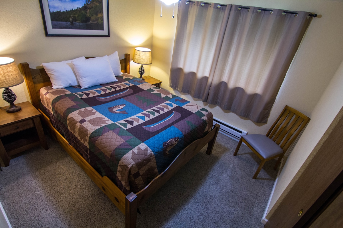 Chumba cha kulala cha Klickitat: Kitanda 1 cha malkia kilicho na mapambo ya kijijini na picha zinazoonyesha mandhari nzuri ya Klickitat Washington.