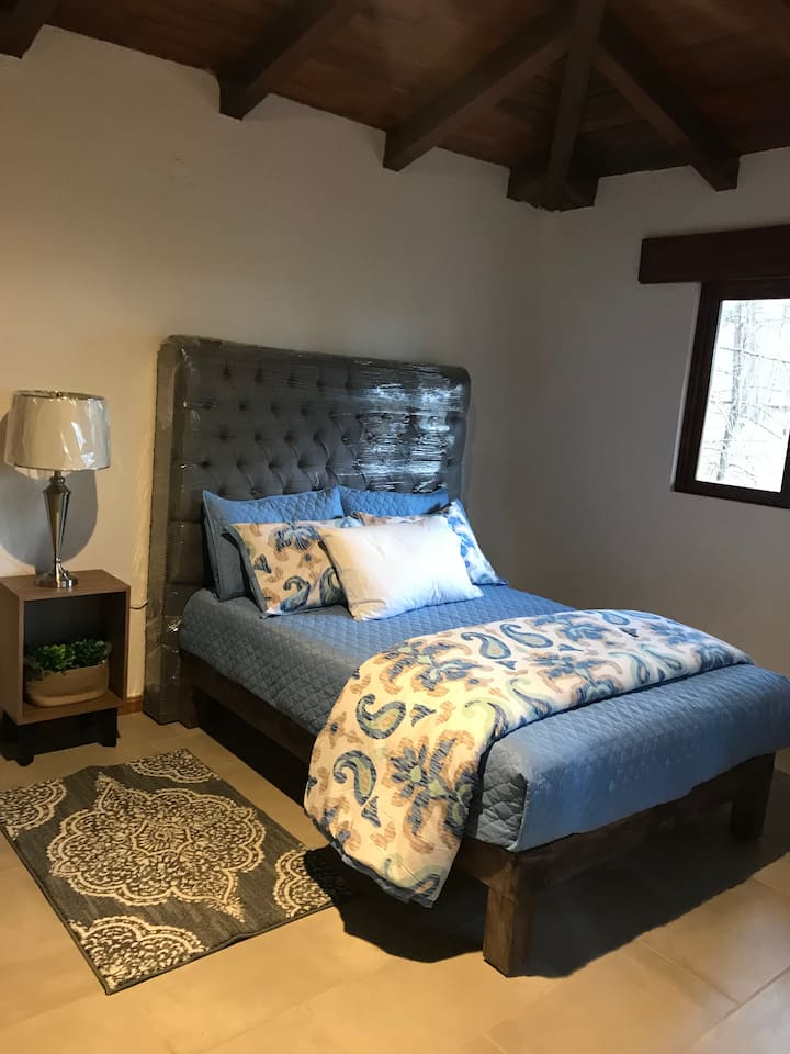 Acogedora recamara con dos camas matrimoniales y baño completo.