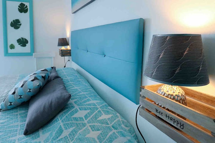 Საძინებელი, დიდი ზომის საწოლი 180x190 ტერასაზე პირდაპირი გასასვლელით.