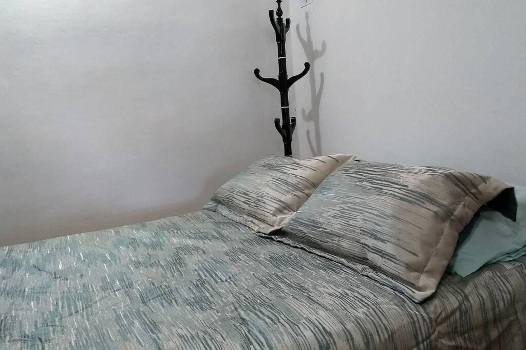 cama matrimonial,con edredón de primera con 4 almuadas