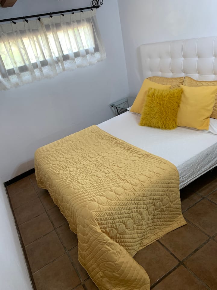 La “habitación amarilla” está justo al lado del baño y con la cama doble (tiene espacio de almacenamiento dentro de la base de la cama) experimentarás lujosas sábanas, como es la norma aquí 
Descansa y despierta en otro hermoso día en la villa 