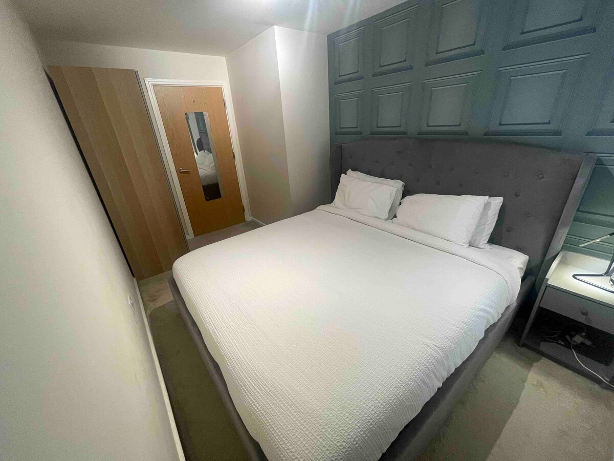 Glavna spavaća soba s bračnim krevetom i ormarom 