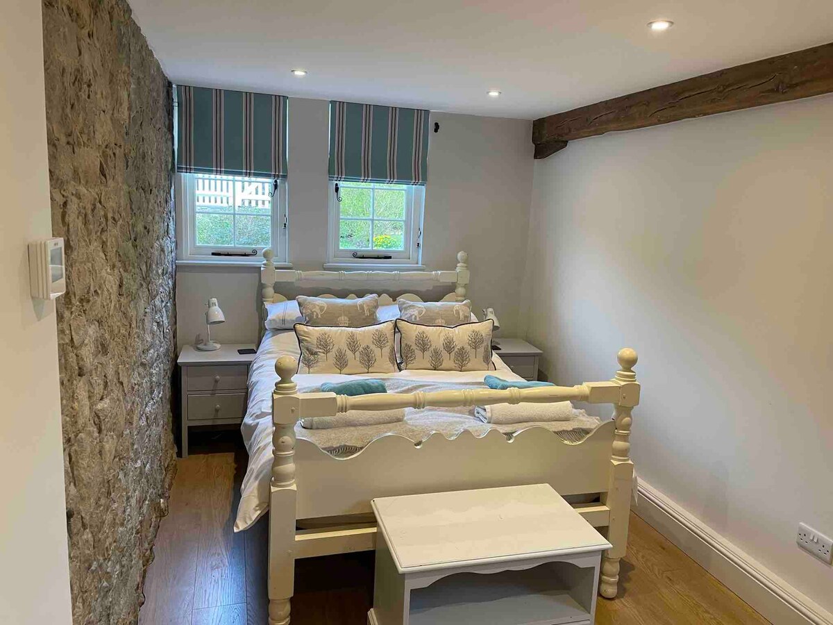 ห้องนอนใหญ่ชั้นล่างพร้อมทางเข้าสวน