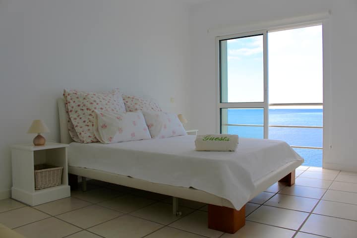 Camera n. 3: camera padronale con bagno interno, TV, divano e vista mare