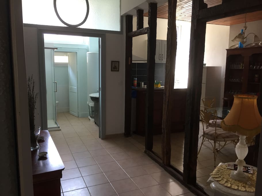 vue panoramique de l"entrée de l'appartement