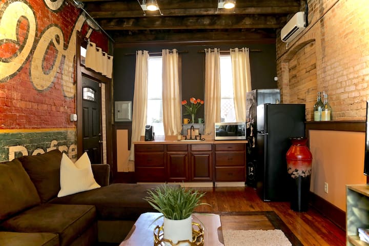 Quaint downtown loft with rooftop space