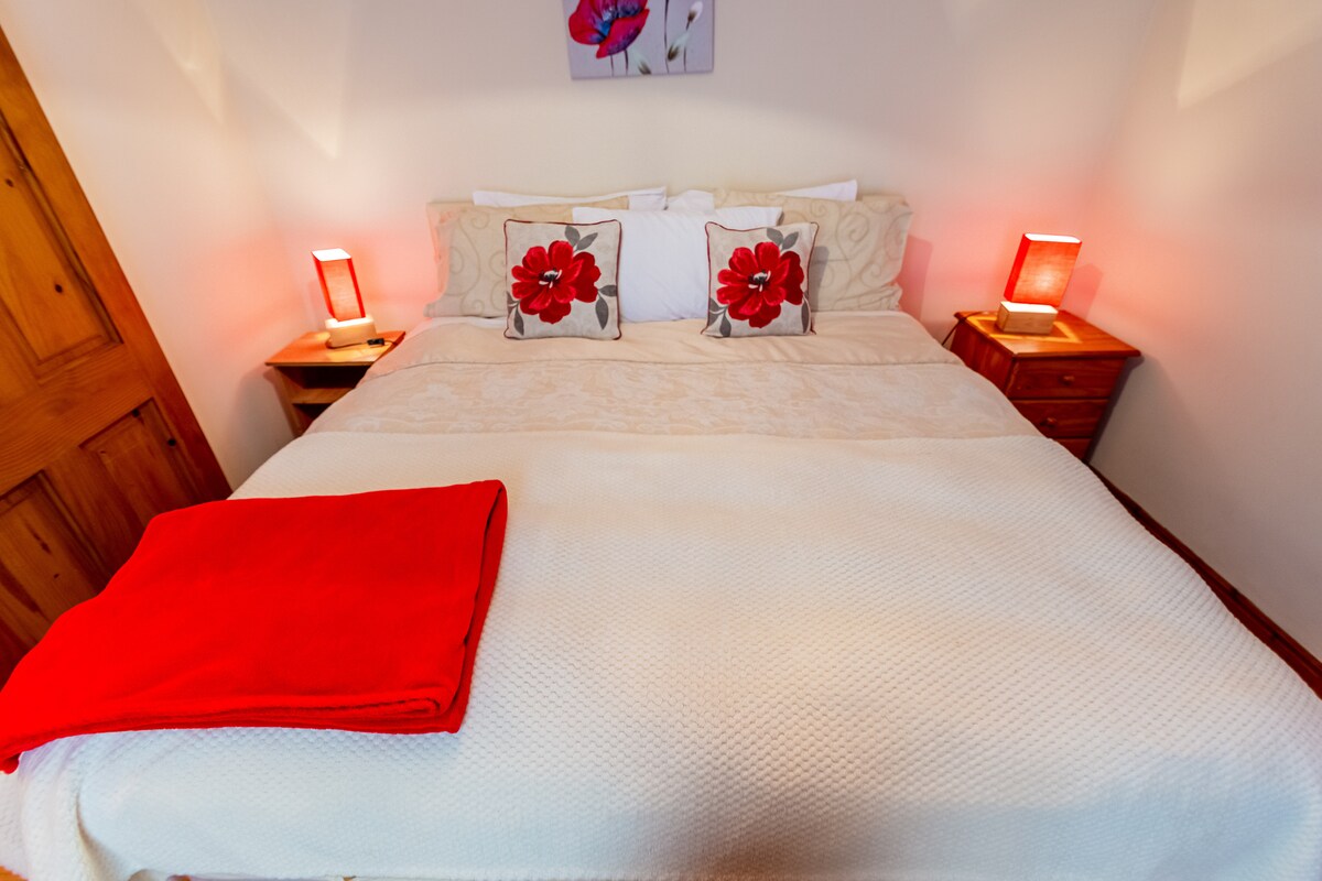 חדר שינה שני עם מיטת קווין סייז וחדר רחצה צמוד.
