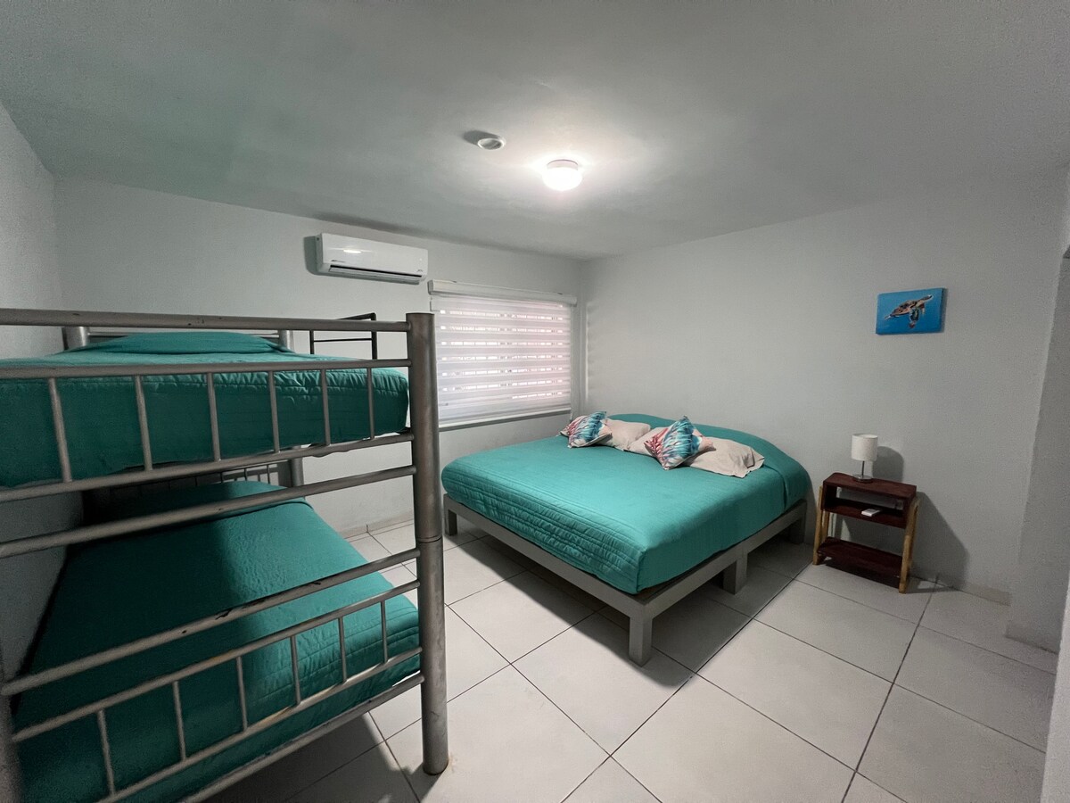 Фамилијарна соба во спална соба 1 со удобен брачен кревет и единечен кревет на спрат со клима уред.