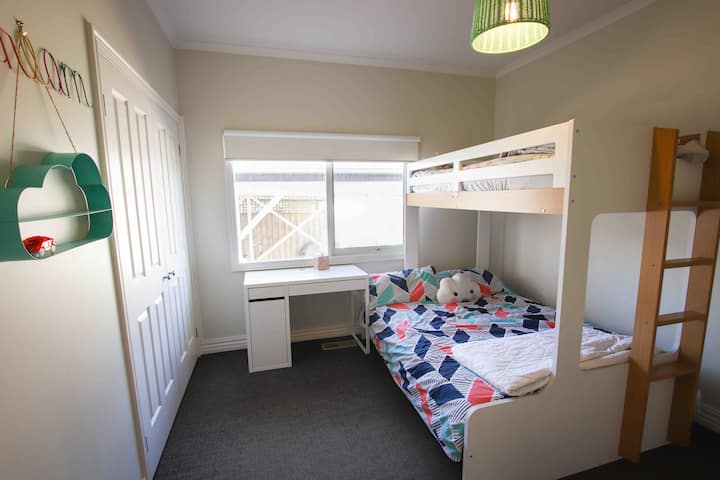 Dječja soba - bračni krevet - jednokrevetna soba na vrhu. Doona je kraljica. 