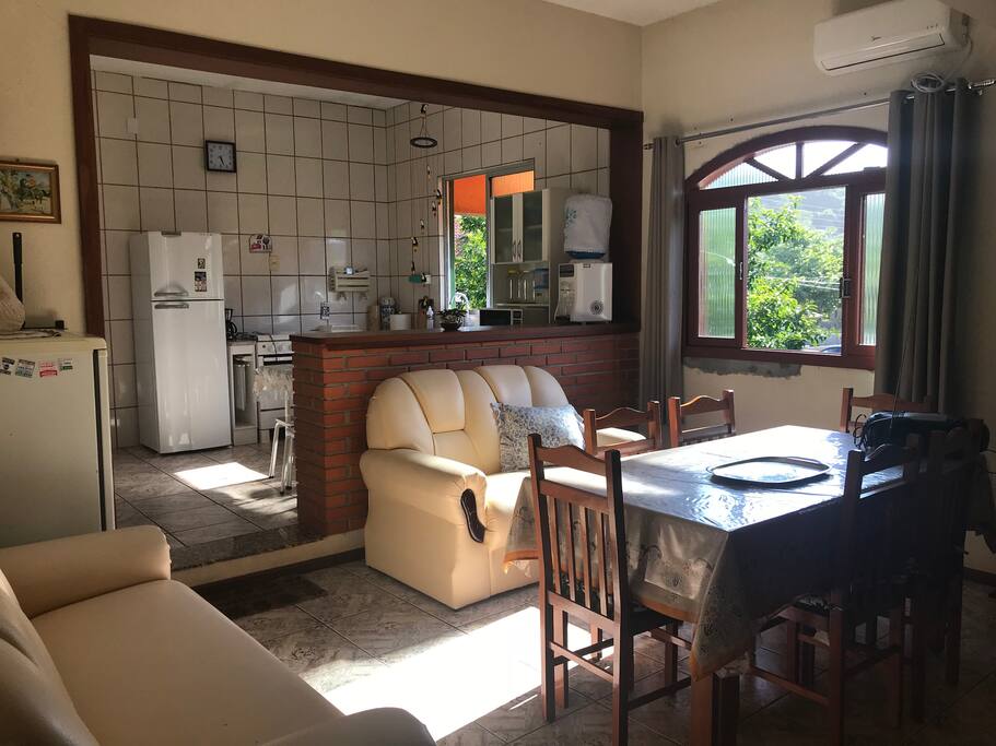 Sala e cozinha.