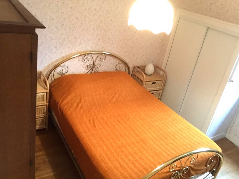 Chambre 1 (lit 190x140) : 1 penderie, 1 armoire, 2 chevets, 1 commode-secrétaire