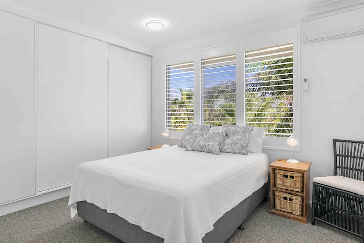 חדר שינה יוקרתי ומואר עם מיטה/מצעים באיכות של מלון, תריסים, מזגן, מאוורר תקרה, מלתחה וחדר רחצה צמוד 