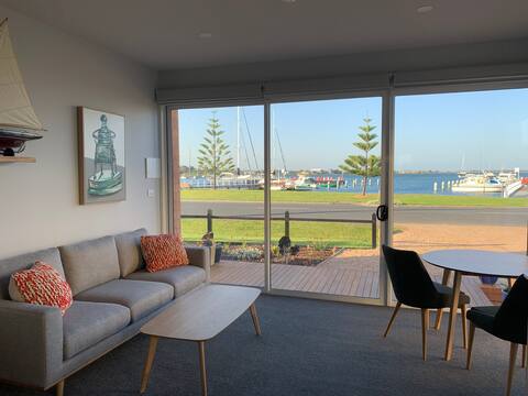 STUDIO 1 Port Albert WATERFRONT King Bed