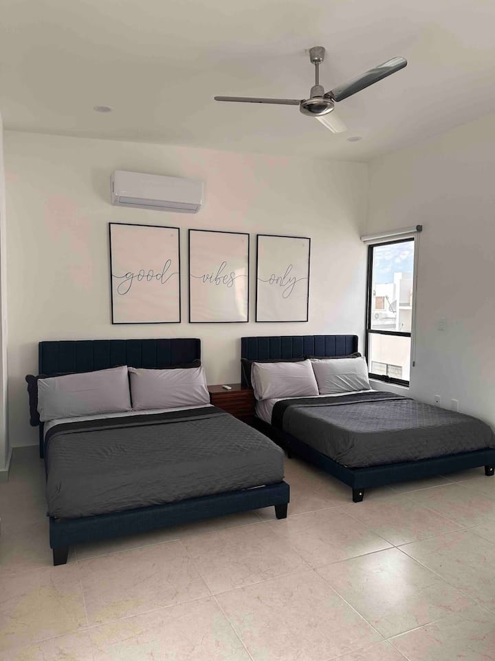 Jedna od 2 velike sobe u kojoj se udobno smješta 5 osoba jer ima dva bračna kreveta i dvostruki kauč na razvlačenje. 