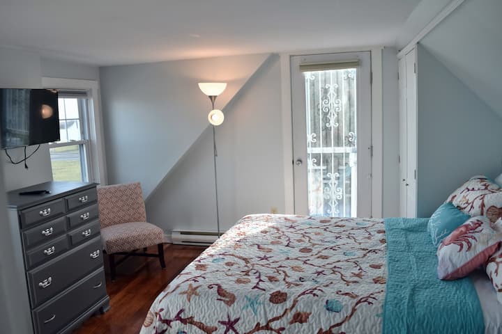 Master avec vue sur l'eau, accès à la terrasse à l'étage et télévision intelligente